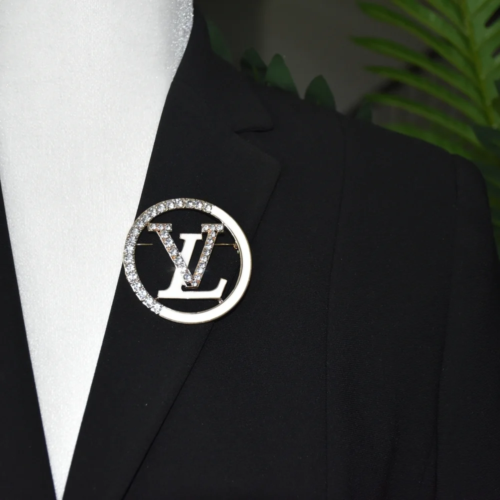 Elegant Designer Brooch – Timeless & Sophisticated